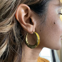 Load image into Gallery viewer, SS26 WORLDFINDS GOLD WAVY HOOPS
