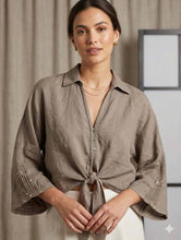 Load image into Gallery viewer, SS26 Classic Lino &amp; More Italian linen 12183 cardigan style top with collar
