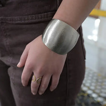 Load image into Gallery viewer, SS26 WORLDFINDES BR-3120-slv CABOCHON CUFF

