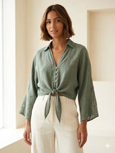 Load image into Gallery viewer, SS26 Classic Lino &amp; More Italian linen 12183 cardigan style top with collar

