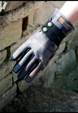 Load image into Gallery viewer, LADIES GLOVES - HERITAGE TARTAN 1059
