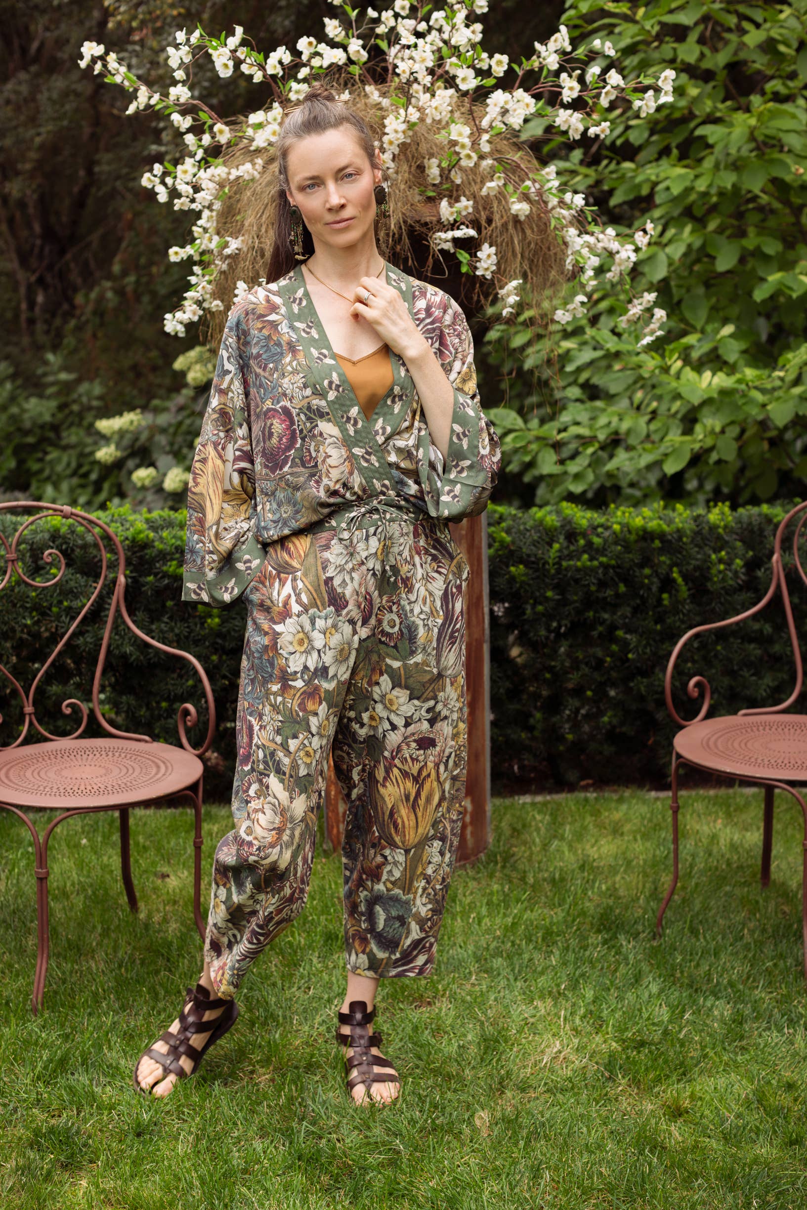 Love Grows Wild Boho Linen Bee Print Cropped Artist Pants: Ankle / Floral / One Size