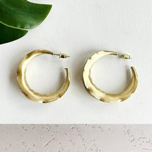 Load image into Gallery viewer, SS26 WORLDFINDS GOLD WAVY HOOPS
