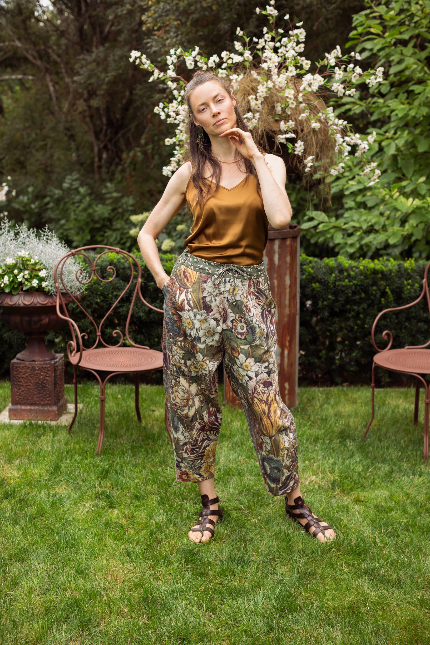 Love Grows Wild Boho Linen Bee Print Cropped Artist Pants: Ankle / Floral / One Size