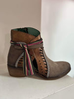 Load image into Gallery viewer, Ss24 LEATHER CUSTOM DESIGN SHOE D732
