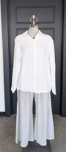 Load image into Gallery viewer, SS26 MO30127 FEELS LIKE SILK BLOUSY SHIRT
