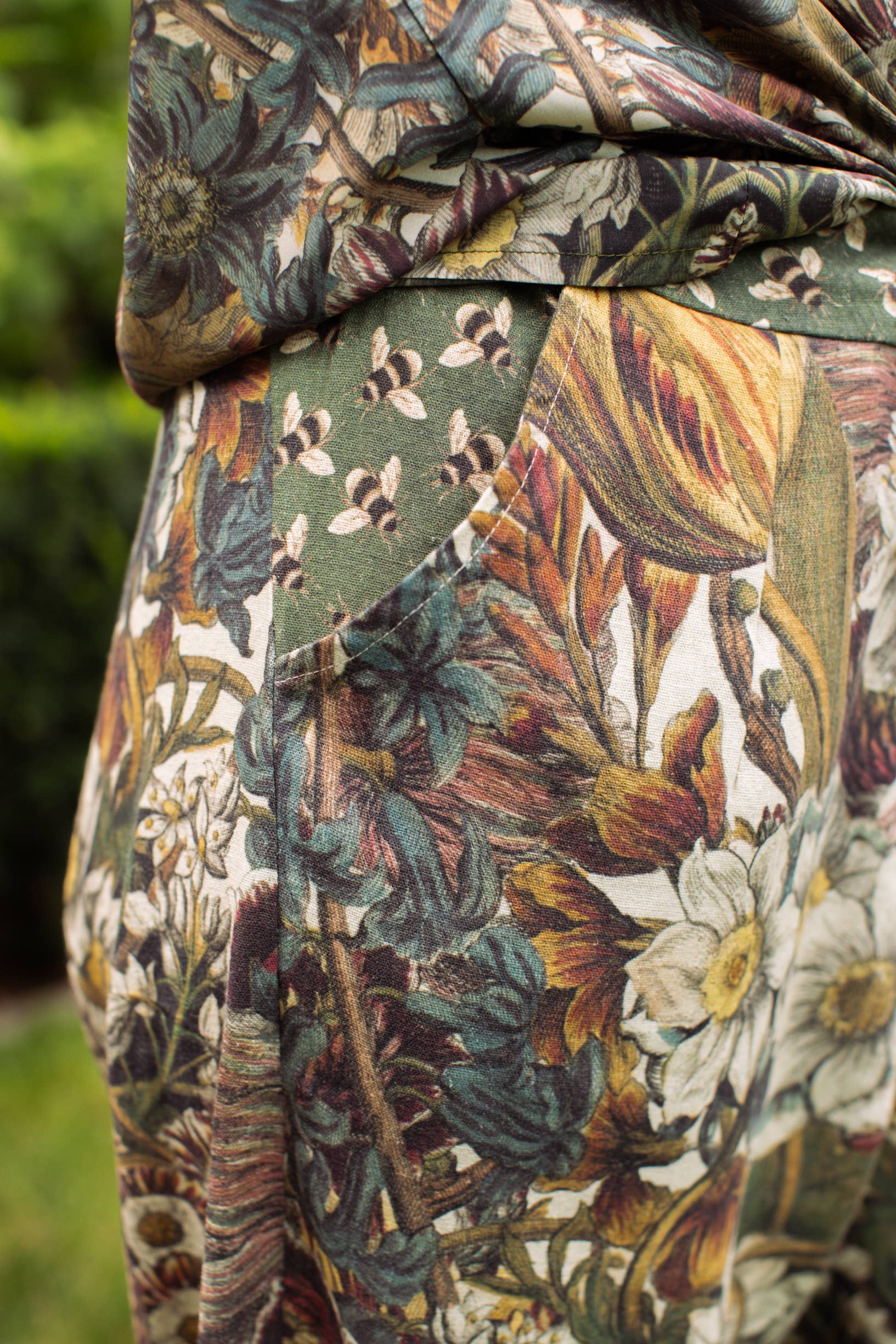 Love Grows Wild Boho Linen Bee Print Cropped Artist Pants: Ankle / Floral / One Size