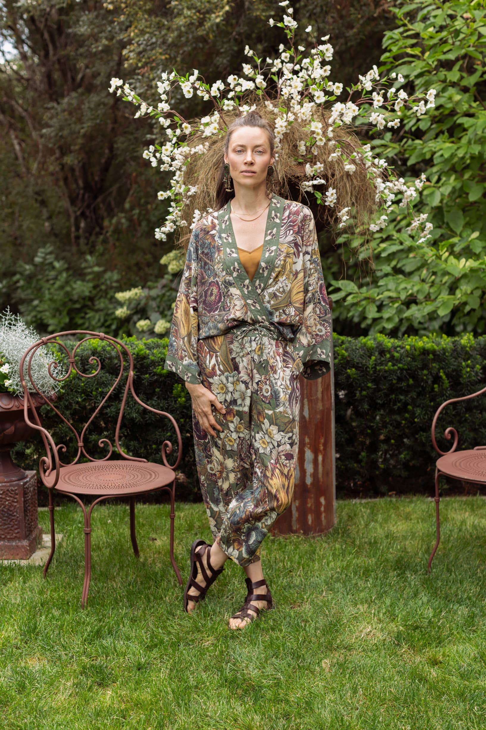 Love Grows Wild Boho Linen Bee Print Cropped Artist Pants: Ankle / Floral / One Size