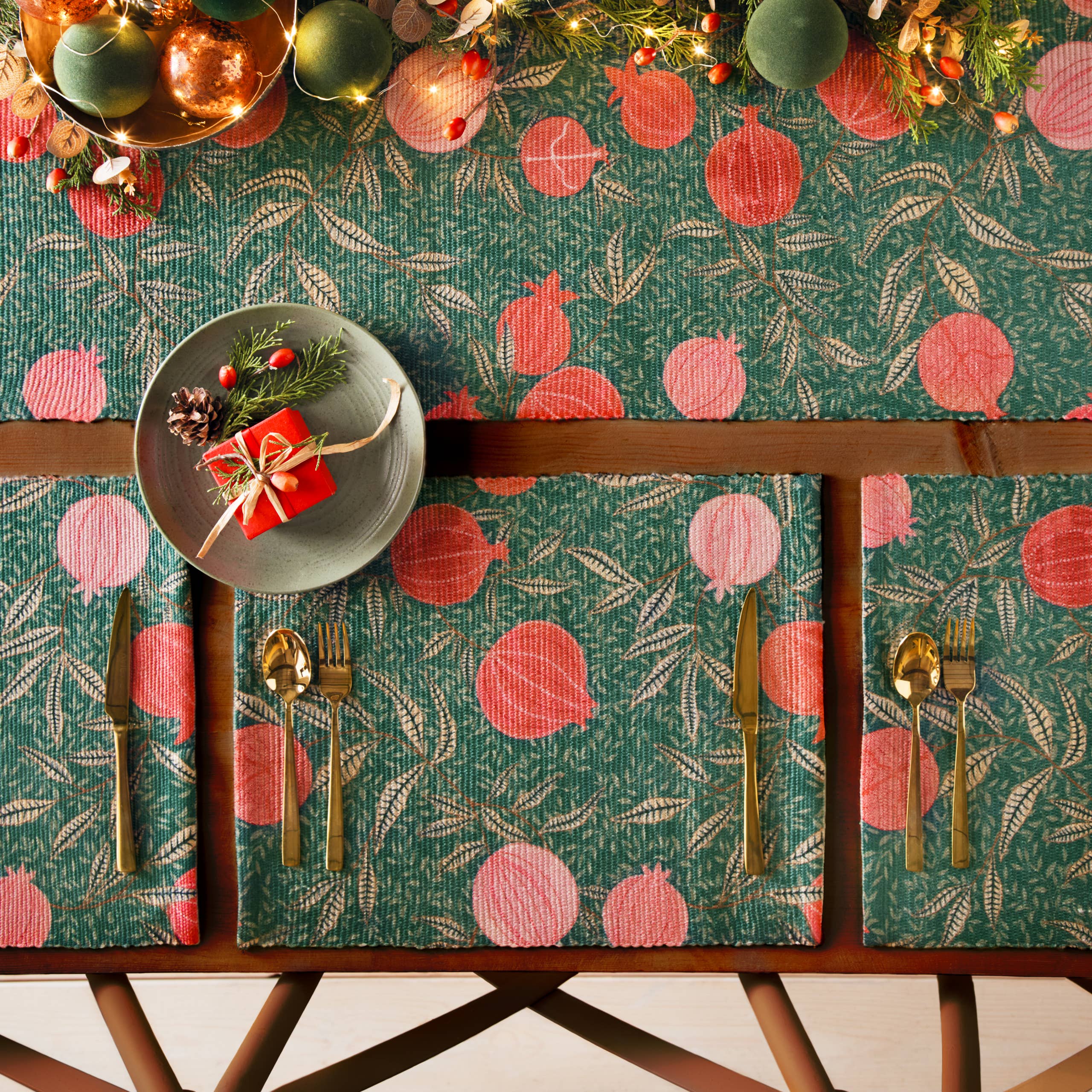 Riva Home - Pomegranate Trending Table Runner + Placemat Green