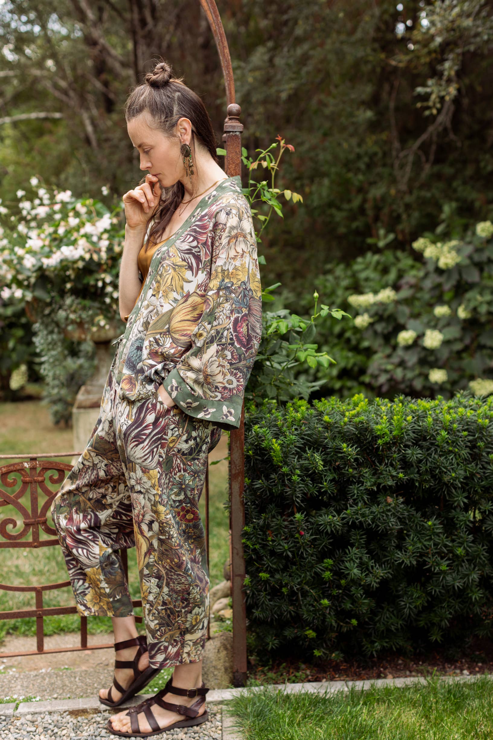 Love Grows Wild Boho Linen Bee Print Cropped Artist Pants: Ankle / Floral / One Size