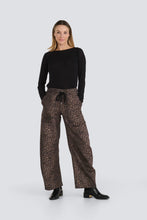 Load image into Gallery viewer, FW26 JESSICA LAURA LEOPARD BARREL JEAN
