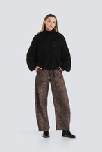 Load image into Gallery viewer, FW26 JESSICA LAURA LEOPARD BARREL JEAN
