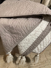 Load image into Gallery viewer, QUILTED THROW 4X5 BV2004TAU
