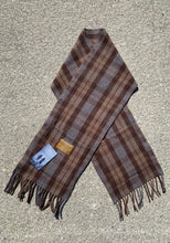 Load image into Gallery viewer, DELUXE HIGHLAND POCKET SCARF OUTLANDER 1022
