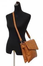 Load image into Gallery viewer, VEGAN S-Q CROSS BODY PURSE CAMEL
