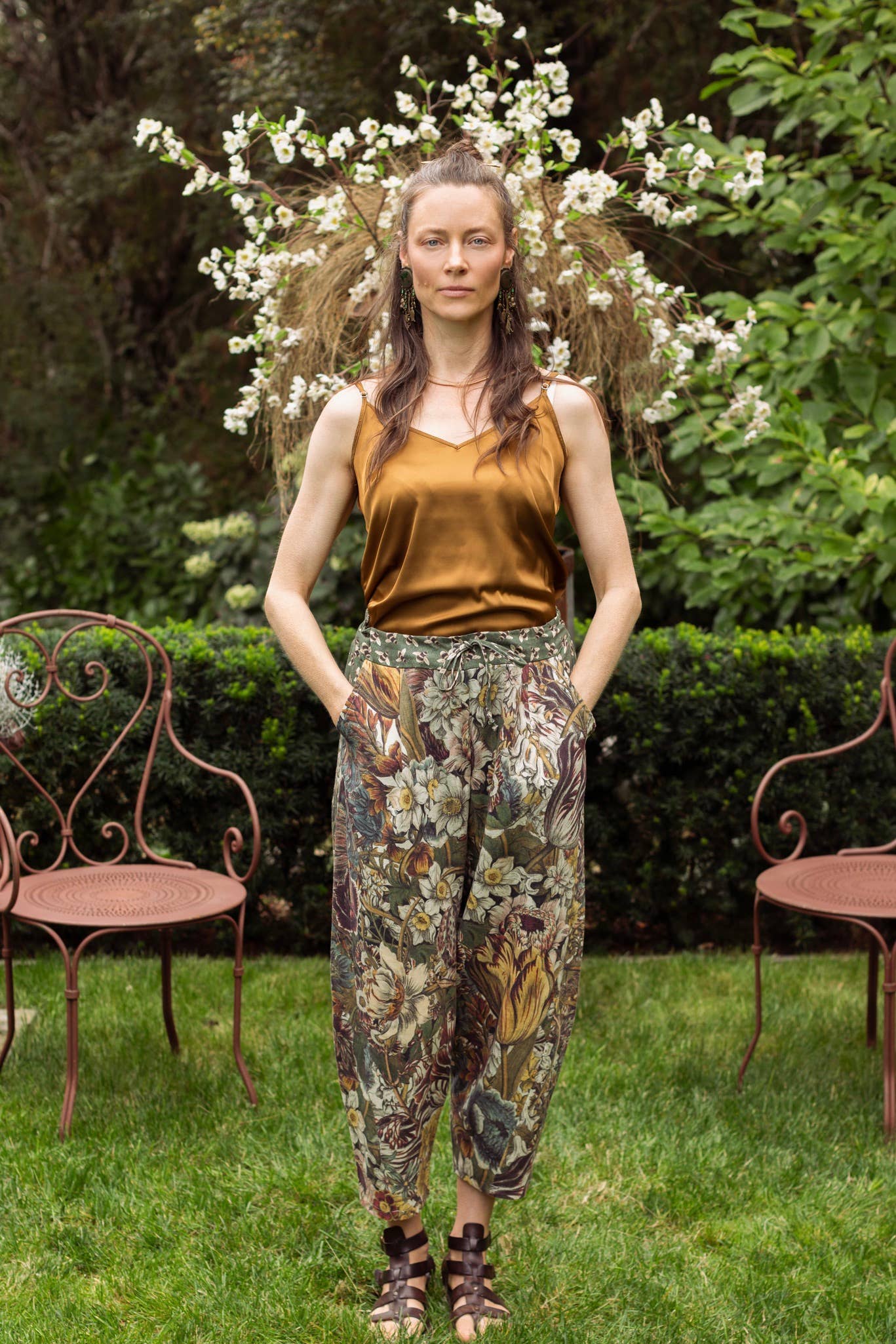 Love Grows Wild Boho Linen Bee Print Cropped Artist Pants: Ankle / Floral / One Size