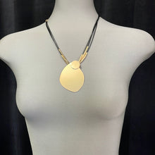 Load image into Gallery viewer, METAL PENDAN ON LEATHER NK20017

