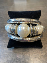 Load image into Gallery viewer, BRACELET WITH PEARLS BR035-100
