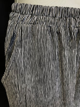 Load image into Gallery viewer, STRIPED CAPRI PANT 9993
