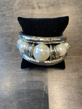 Load image into Gallery viewer, BRACELET WITH PEARLS BR035-100
