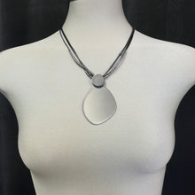 Load image into Gallery viewer, METAL PENDAN ON LEATHER NK20017

